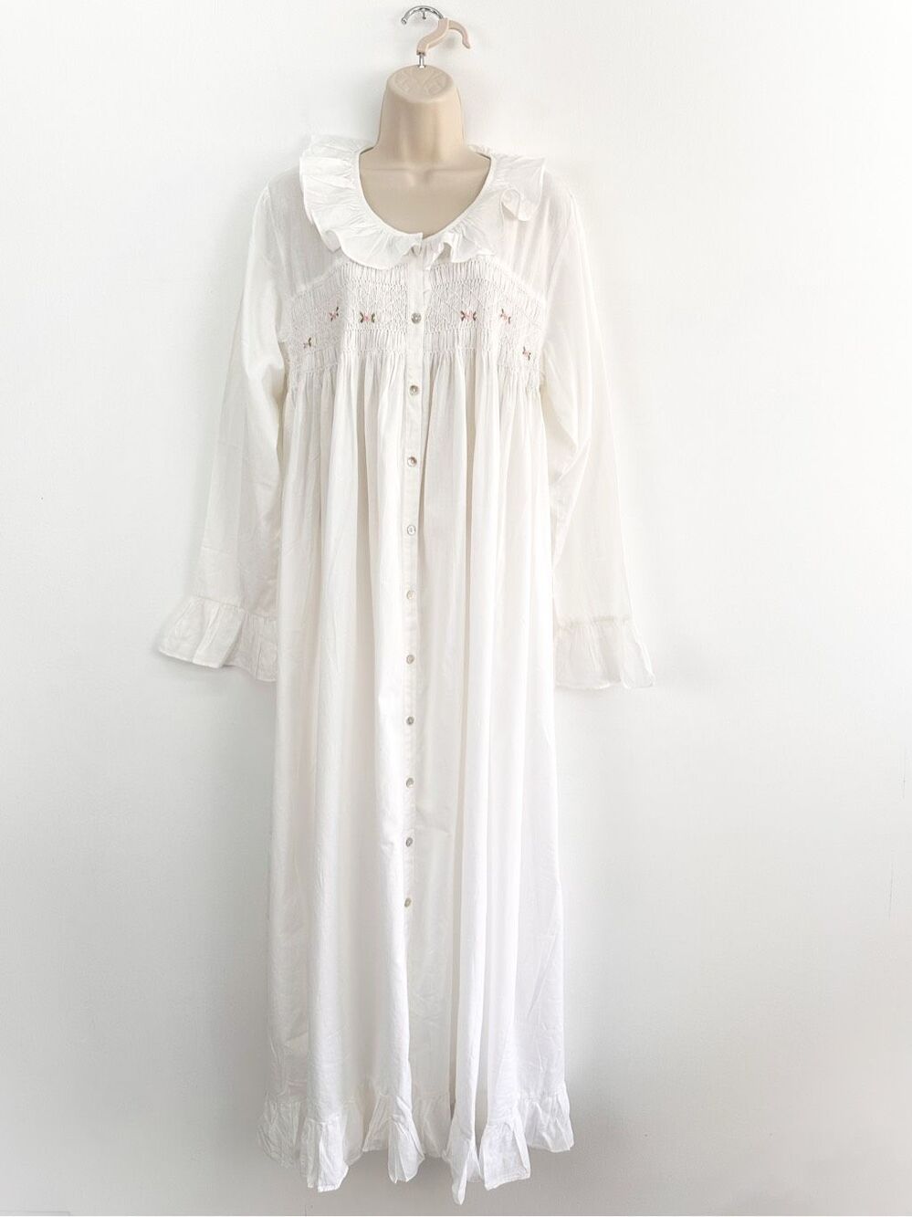 Hopeless Romantic Women’s French Knotted Roses Heirloom Smocked White Cotton Ruf
